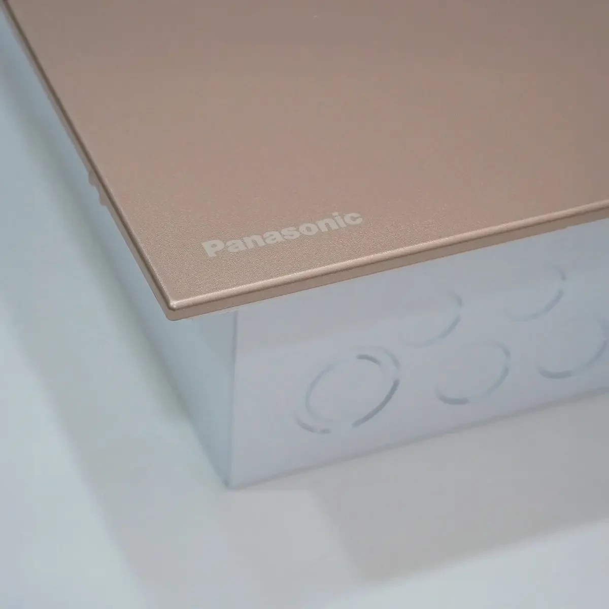 Tủ điện âm tường 8 đường màu vàng ánh kim Panasonic BQDF08MG31AV - Ảnh 2